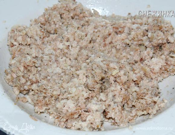 Измельчить через мясорубку (или блендер) вместе с чесноком. Посолить, поперчить по вкусу. Перемешать.