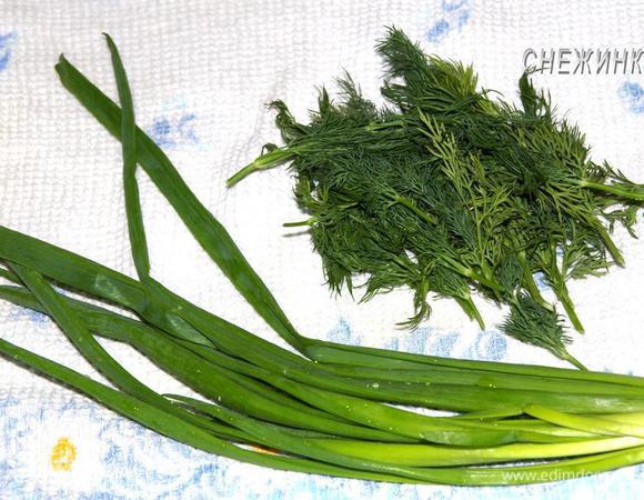 Я использовала такое количество зелени. Промыть ее, обсушить, измельчить.