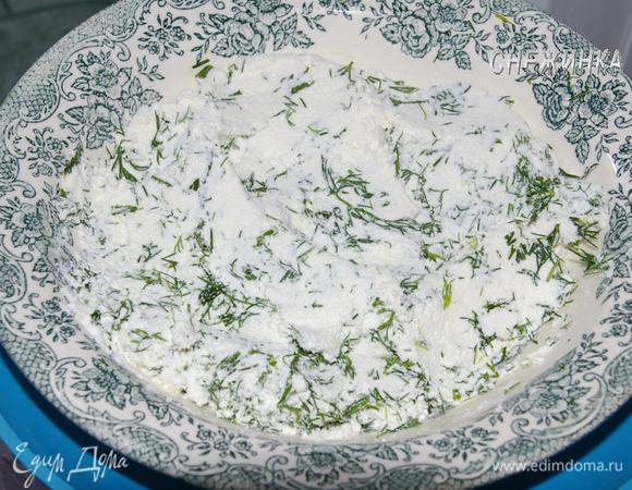 Творог протереть через сито и растереть вместе с укропом. Можно взбить в блендере.