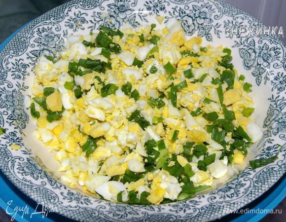 Яйца отварить. Порубить ножом и смешать с измельченным зеленым луком.