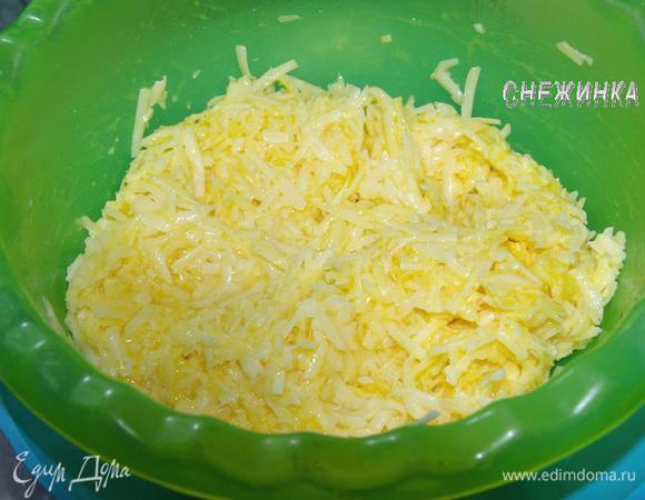 Сыр натереть на крупной терке, смешать с 2 яйцами.