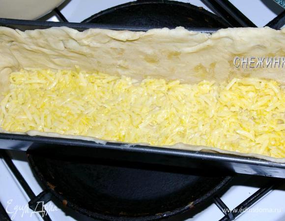 На дно выложить немного сырной массы. 