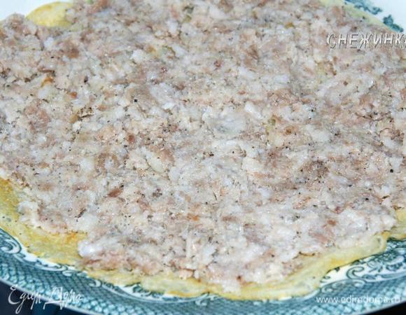 Делаем блинчики с разными начинками. Рассчитывайте так, чтобы у Вас получилось 4 блинчика с мясом, 3 блинчика с яичной начинкой и 3 блинчика с творожной. На блинчик намазываем довольно щедро мясную начинку.