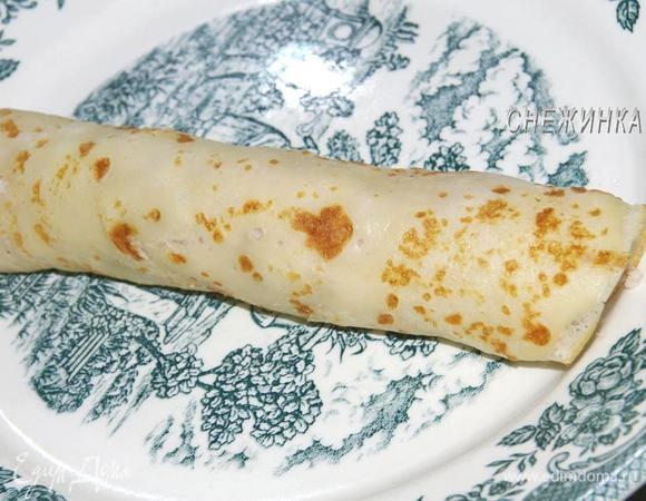 Сворачиваем в трубочку, рулетиком, можно немного подогнуть края внутрь.