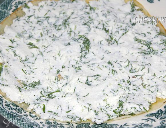 Делаем блинчики с творожной начинкой. Смазываем начинкой и сворачиваем рулетиком.