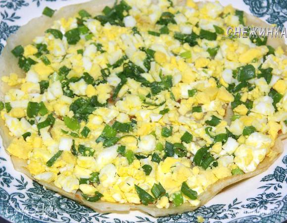 Делаем блинчики с яичной начинкой. Кладем начинку на блинчик, немного придавливая ложкой. Сворачиваем.