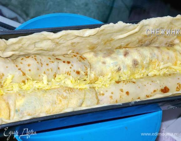 В форму выкладываем первый слой блинчиков, смазывая между ними сырной массой. Выходит по два в ряд. Не забывайте, где Вы кладете блинчик с какой начинкой. 