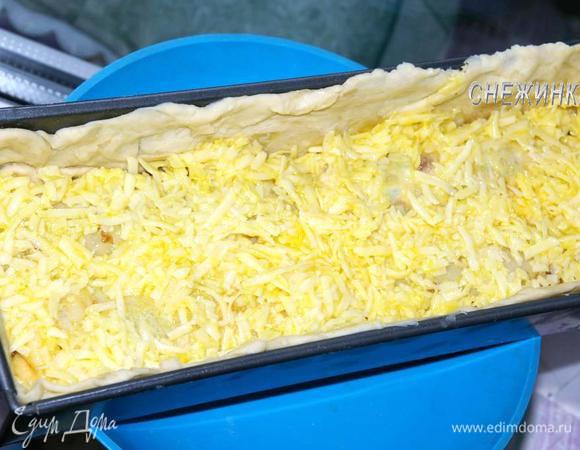 Сверху первого ряда блинчиков немного распределяем сырной массы.