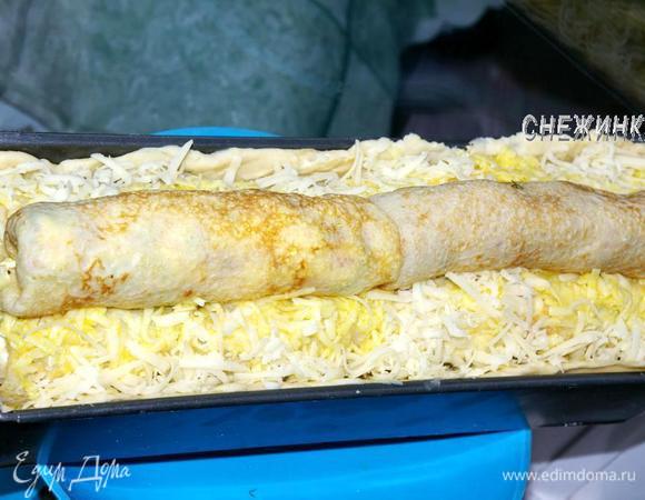 Смазываем сырной массой и укладываем посередине оставшиеся два блинчика, опять таки, чтобы начинки не повторялись с предыдущим слоем.