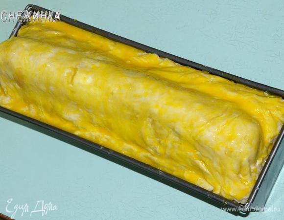 Смазываем желтком и отправляем в духовку, разогретую до 200С.