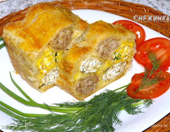 Перед подачей на стол нарезаем порционно и украшаем зеленью и помидором. Можно украсить другими овощами, но с помидором получилось очень вкусно. Приятного аппетита!