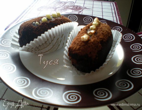 После того,как картошка замёрзнет,посыпаем её порошком какао.Из белого крема,(а у меня растопленный белый шоколад)делаем имитацию проростков.