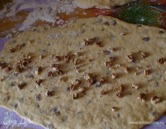 Наше тесто раскатываем, смазываем маслом, посыпаем сахаром, изюмом, орехами. Я сначала пробовала печь куличи и осталось тесто, вот я из него сделала цветок. Только у меня изюм не намазан, а в тесте. Можно сделать и так как я и наоборот.