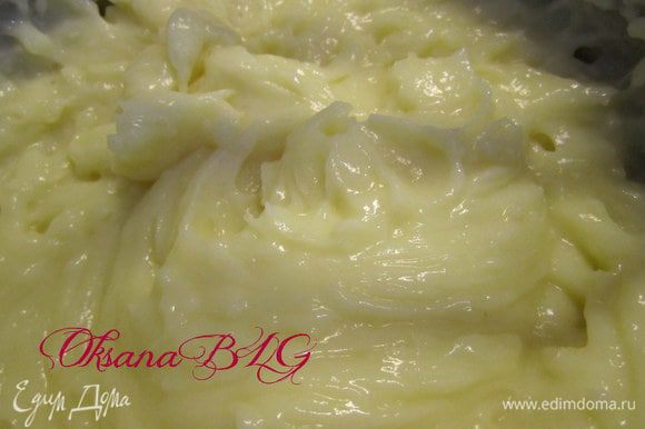Приготовить крем, пошаговый рецепт http://www.edimdoma.ru/recipes/39464 Молоко(200 гр) довести до кипения, снять с огня. Крахмал, сахар смешать. Добавить яйцо, хорошо перемешать, добавить 50 гр. молока. Помешивая ввести яичную смесь в молоко. Поставить на низкий огонь, помешивая довести до кипения, масса должна стать густой. Снять с огня, добавить масло. Остудить. После охлаждения взбить.
