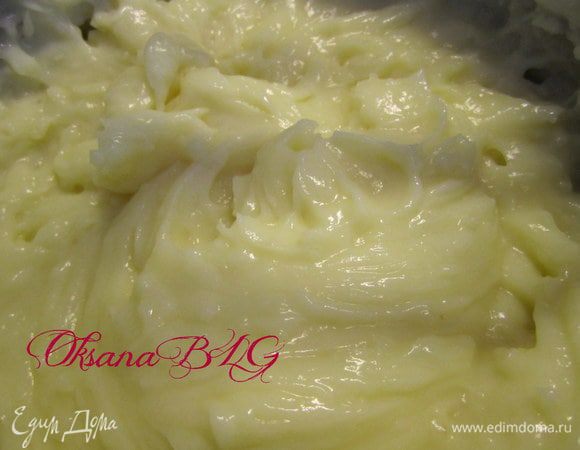 Приготовить крем, пошаговый рецепт http://www.edimdoma.ru/recipes/39464   Молоко(200 гр) довести до кипения, снять с огня. Крахмал, сахар смешать. Добавить яйцо, хорошо перемешать, добавить 50 гр. молока. Помешивая ввести яичную смесь в молоко. Поставить на низкий огонь, помешивая довести до кипения, масса должна стать густой. Снять с огня, добавить масло. Остудить. После охлаждения взбить.