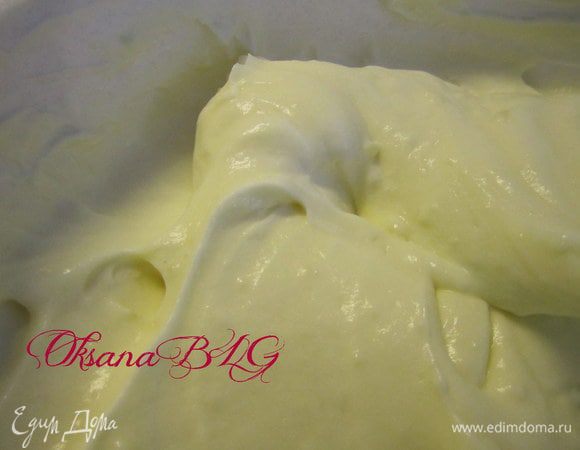 Аккуратно смешать заварной крем и сливки.