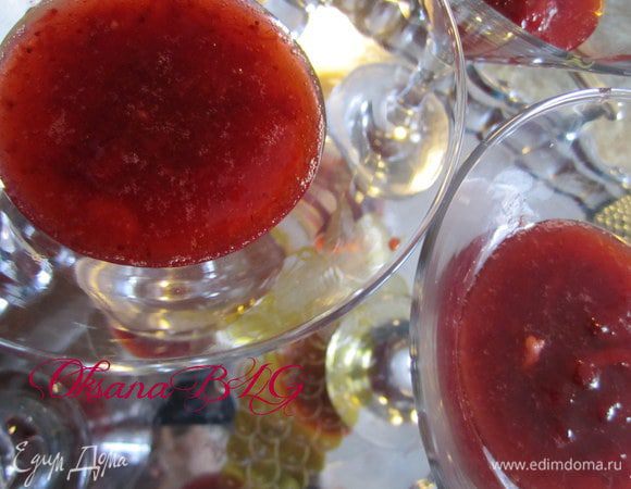 Клубнику с сахаром выложить в бокал или креманку.