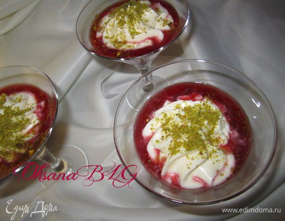 Посыпать десерт.