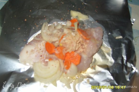 на фольгу лъём масло растительное примерно 1 ст,ложку приправы чуть-чуть ложим кусок рыбы посыпаем ещё приравой а сверху лук с морковью.заворачиваем рыбу в фольгу