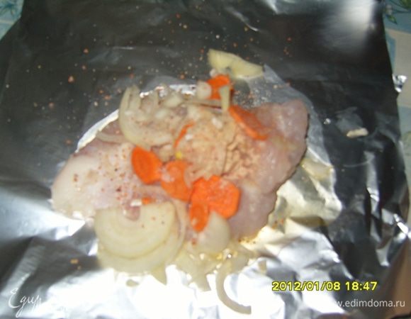 на фольгу лъём  масло растительное примерно 1 ст,ложку приправы чуть-чуть ложим кусок рыбы посыпаем ещё приравой а сверху лук с морковью.заворачиваем рыбу в фольгу 