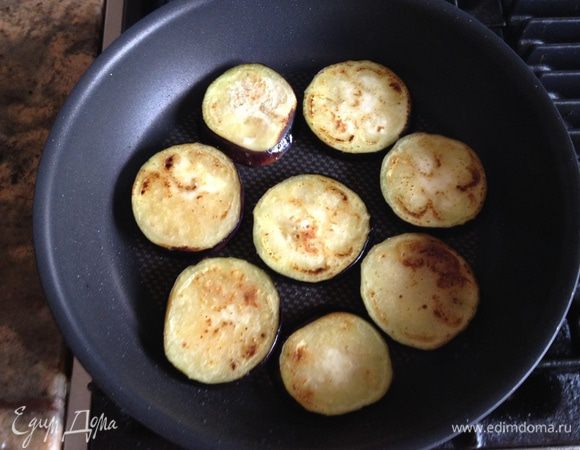 баклажаны порезать кружочками,посолить и обжарить.