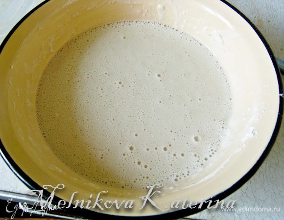 Для опары в теплом молоке развести дрожжи, добавить сахар, муку. 