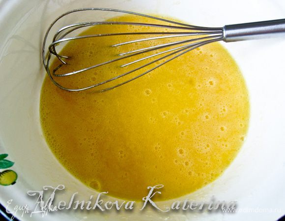 В большой таре разбить два яйца, в остальных яйцах отделить желтки от белков и добавить желтки (белки поставить в холодильник). Добавить масло, сахар, соль, ванильный сахар. Тщательно все размешать. 