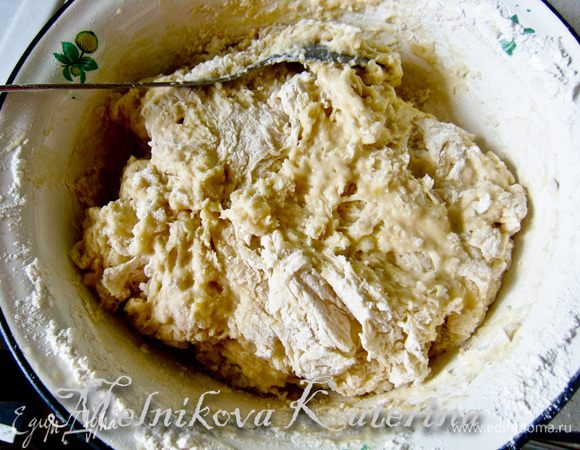 Добавить два стакана муки и тщательно перемешать. 