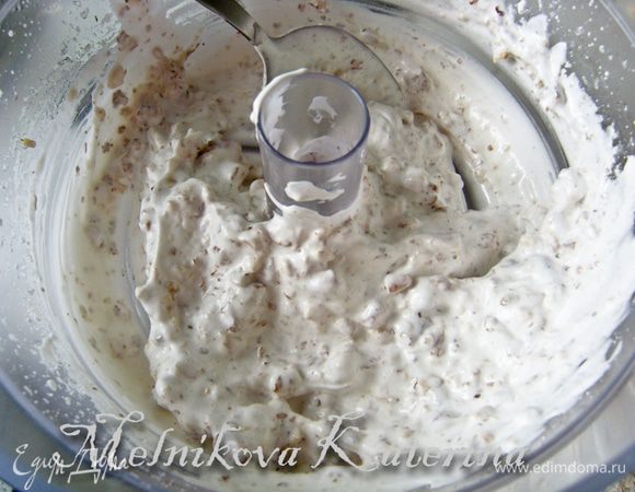 Для начинки взбить белки до пены. Добавляя по чайной ложке сахар, взбить до крепких пиков. Добавить орехи и осторожно перемешать. 