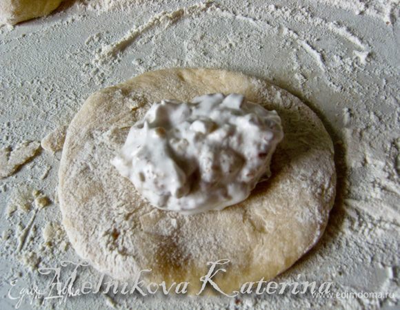 Тесто разделить на небольшие шарики. Раскатать каждый шарик диаметром примерно 10-12 см. Выложить сверху 0,5 ст.л. начинки. 