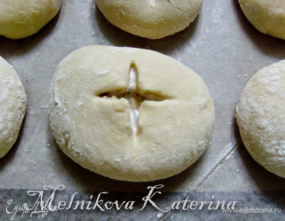 Используя ножницы, разрезать булочки посередине, сделав крестик. 