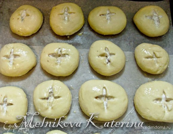 Смазать все булочки немного взбитым яйцом. 