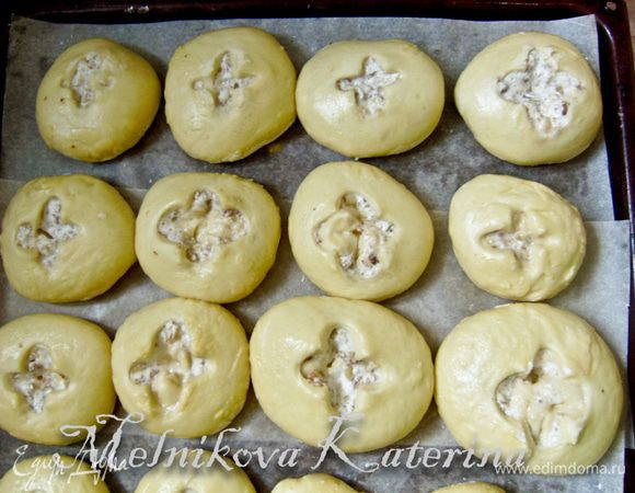 Дать булочкам "расстояться" примерно 30 минут, чтобы они немного "выросли". 