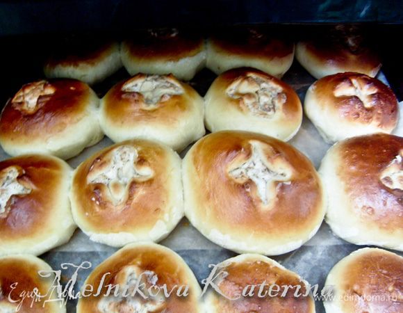 Отправить в духовку на 15 минут при 180 градусах до золотистой корочки, чтобы безе стало сверху сухим. 