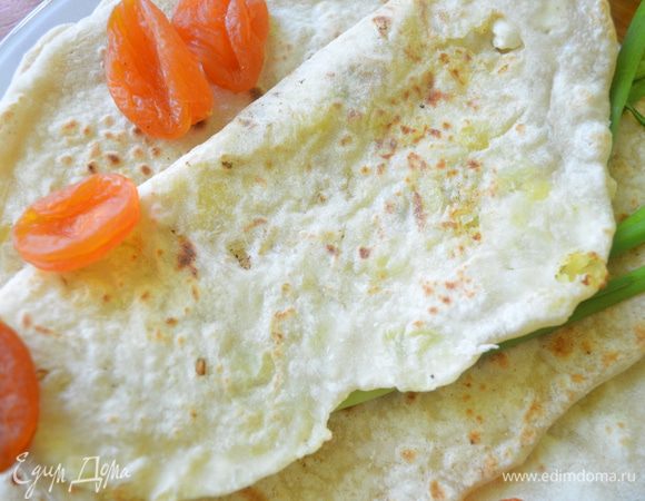 Приготовление: Муку просеять. В муку добавить 1 1/4 стакана подсоленной воды и вымесить  до получения эластичного теста. Брынзу натереть на крупной терке, соединить с остывшим картофельным пюре и сметаной, вымешать  . Взять не большое количество теста и расплющить в лепешку. Положить на него одну столовую ложку начинки, собрать края теста к центру, чтобы начинка оказалась внутри и защипать . 