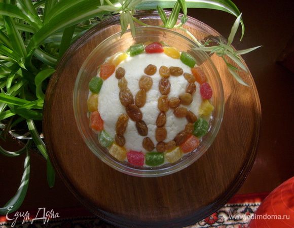 Готовую пасху выложить в форму украсить по своему вкусу.