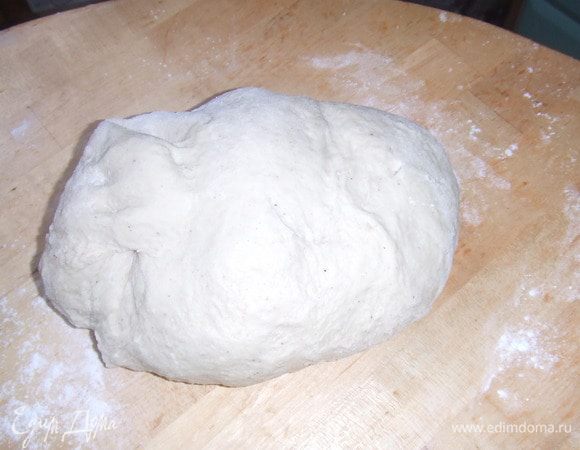 Дрожжи растереть с 1ст.л. сахара, вылить миску. Туда же молоко, яйца, размягченное сливочное масло. Сверху муку, оставшийся сахар, соль, специи. Режим тесто (1,5ч).

По прошествии времени тесто выложить на стол, присыпанный мукой. Разделить на 12 кусков. Каждый раскатать в лепешку, выложить сверху сухофрукты, свернуть рулетом, сформировать булочку, выложить на противень, застеленный бумагой.

Ножом (можно обратной стороной) сделать неглубокие надрезы в виде креста.

Накрыть полотенцем и оставить для подъема на 30 минут.

Затем смазать яйцом.

Для украшения муку смешать с водой до однородной консистенции (я добавыл воды, было густовато). Переложить в кондитерский мешок (я клал просто в цел. пакет и отрезала кончик) . Сделать на булочках в углублениях крестики:

Выпекать в разогретой до 180С духовке 20-25 минут.

Немного остудить и смазать молочным сиропом (вскипятить молоко с сахаром и проварить 1минуту).
