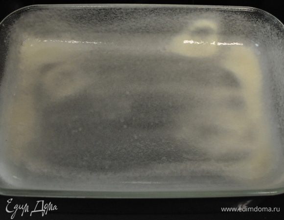 Разогреть духовку до 180гр. Прямоугольную форму желательно сбрызнуть спреем или смазать маслом,слегка обтрясти мукой.