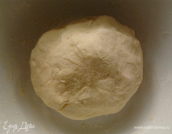 Все хорошо вымесить и скатать в шар. Положить в холодильник на 3 часа.