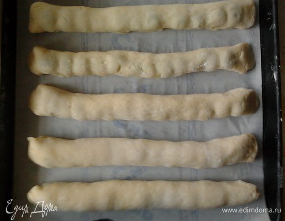 Положить на противень постеленный пергаментной бумагой трубочки швом вниз 