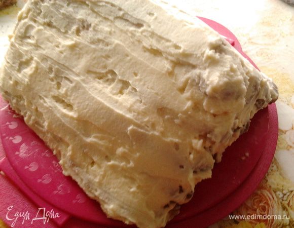 Взбить сметану с сахаром (если бабская,то просто хорошо перемешать и дать раствориться сахару). Затем сложить наши трубочки в таком порядке: 5 шт., 4,3,2,1 (горкой) и смазать каждый слой сметанным кремом и обязательно промазать между трубочками, чтобы хорошо пропитался, также промазать и весь торт.