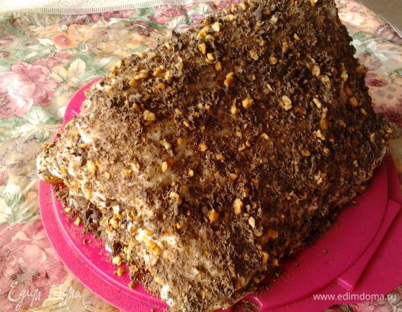 Посыпать тертым шоколадом и рублеными орешками. Дать пропитаться в холодильнике сутки. Но у нас он сутки не постоял, его начали есть уже вечером с чаем. Приятного вам чаепития!