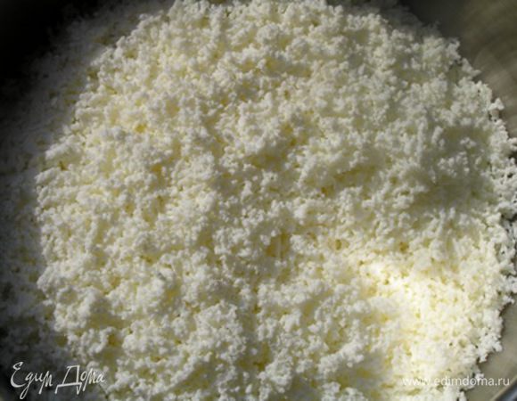 Творог положить под гнет, чтобы удалить излишнюю влагу. Затем дважды протереть через сито.