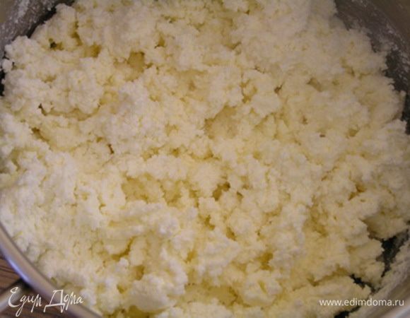 Творог смешать со сливочным маслом комнатной температуры,