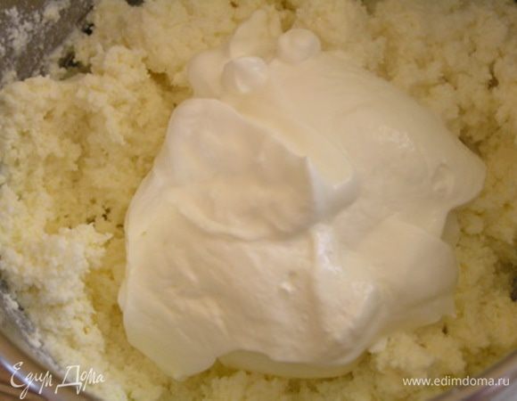 Затем добавить сметану, еще раз перемешать.