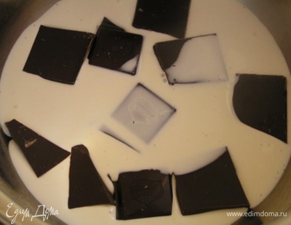 Сливки поставить на огонь, добавить поломанный на кусочки шоколад,