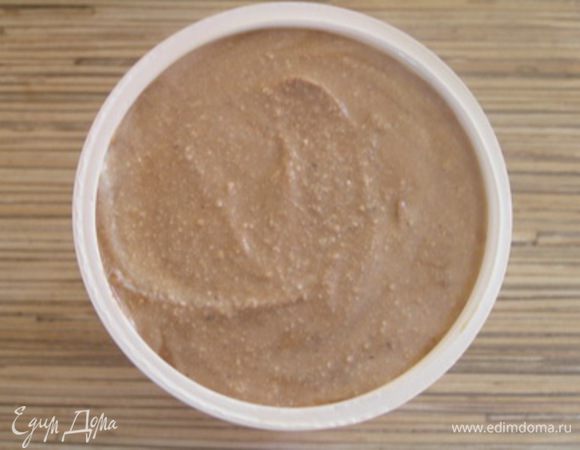 уложить в пасочную форму, сверху положить гнет на сутки. ***Если нет пасочницы возьмите обычную пластиковую баночку, на донышке сделайте дырочки (чтобы стекала лишняя жидкость), можно застелить марлей или пищевой пленкой, чтобы легче было извлечь готовую пасху.