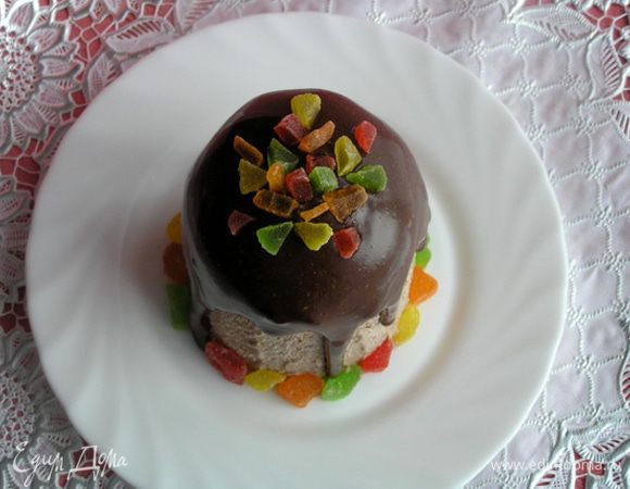 Готовую шоколадную пасху извлечь из формы, украсить по желанию. У меня растопленный шоколад и разноцветные цукаты.