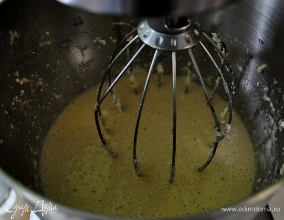 Взбить слив.масло на сред.скорости до кремообразного состояния. Добавить сахар,затем по одному яйцу.Все хорошо перемешать на той же скорости.Добавить клубничный экстракт и ванилин.