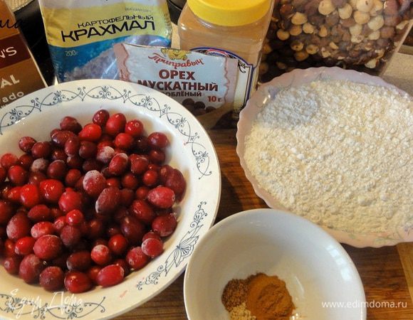 Включите духовку на 180 гр. Ягоду нужно разморозить. 